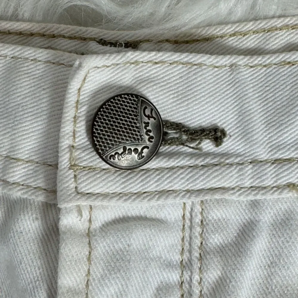 Free People White Distressed Denim Cutoff Shorts Sz‎ 27